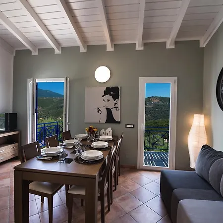 Amantea- Four With Big Pool And Infinity Pool בית נופש סיבוטה