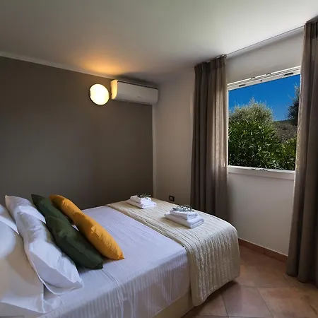 Amantea- Four With Big Pool And Infinity Pool בית נופש סיבוטה